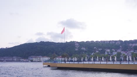 Türkische-Flagge-Und-Bosporus.
